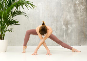 Una pratica yoga dinamica e fluida adatta a tutti